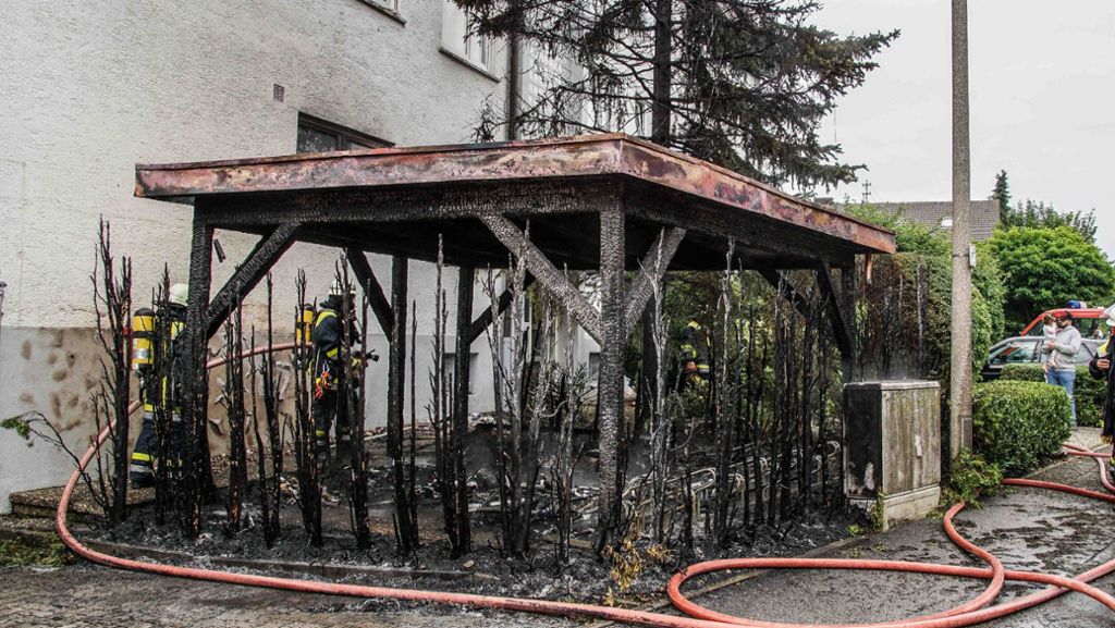 Brand in Renningen: Carport brennt nieder – Ursache: Unkrautbrenner