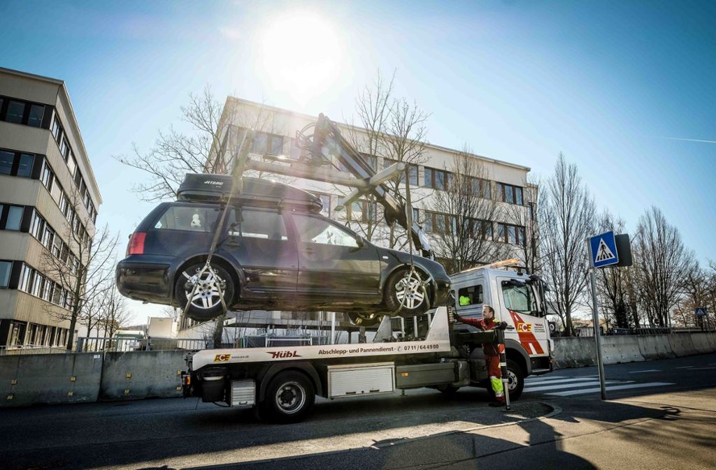 Knapp ein Dutzend Einsatzwagen der Polizei sicherte die Straßen und Anfahrtswege rund um das Wahllokal in der Stuttgarter Lorenzstraße – widerrechtlich parkende Fahrzeuge wurdne abgeschleppt.