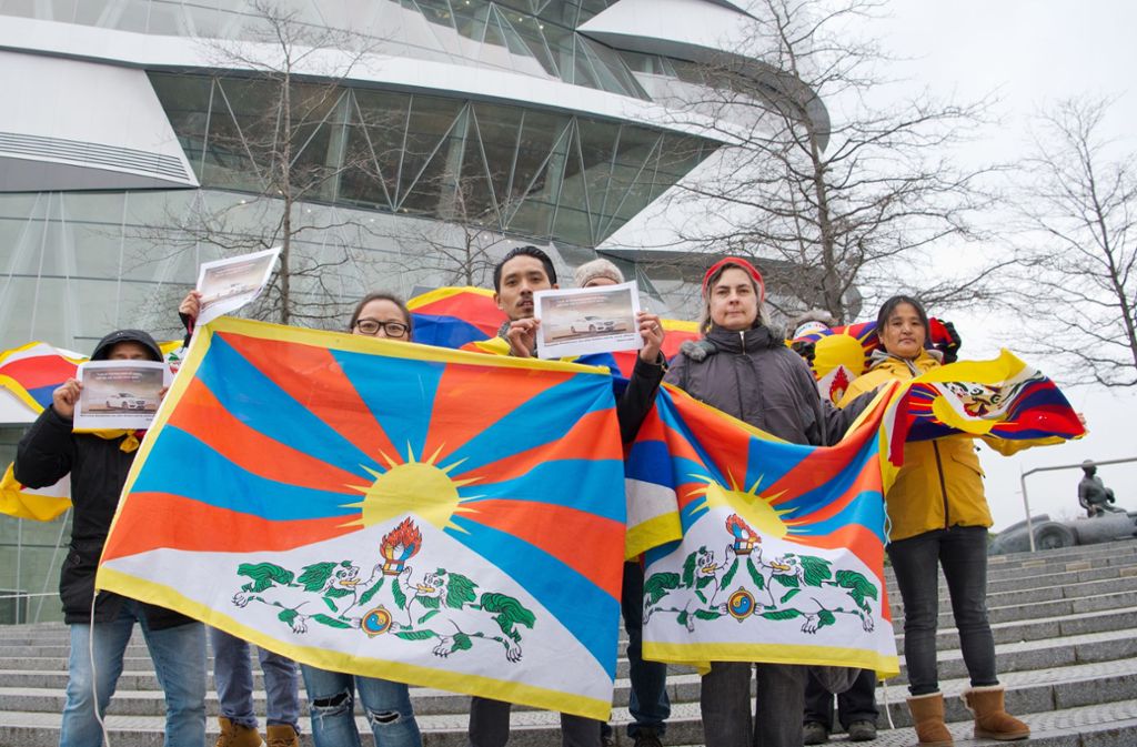 Vor der Mercedes-Benz-Welt zeigen einige Tibet-Aktivisten Flagge.