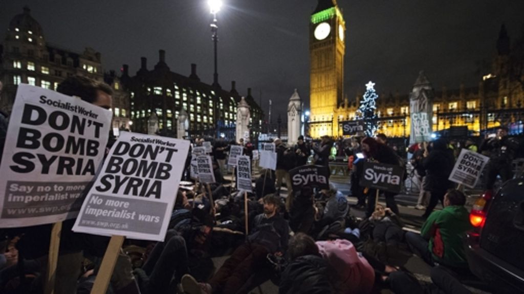  Das britische Parlament hat am Mittwoch mit deutlicher Mehrheit für die Luftangriffe gegen die Terrormiliz Islamischer Staat (IS) in Syrien gestimmt. 