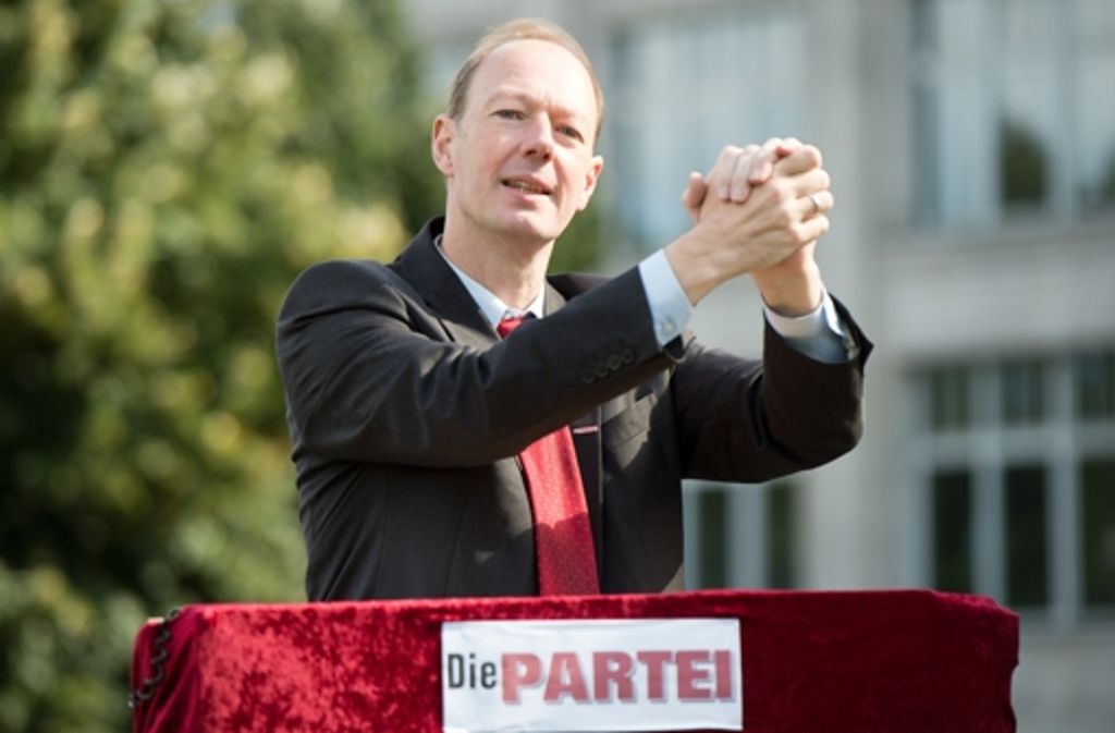 „Die Partei“ wurde 2004 von Sonneborn und anderen Redakteuren des Satiremagazins Titanic, wo Sonneborn von 2000 bis 2005 Chefredakteur war, gegründet. Trotz ihres parodistischen Charakters nimmt die Partei seit 2005 an Bundestags-, Landtags-, Europa-, Kommunal- und Bürgermeisterwahlen teil.