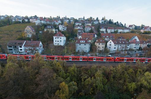 Aussichtsreiche Streckenführung: Die Panoramabahn, hier im Stuttgarter Norden, soll nach dem Bau von Stuttgart 21 für den Nahverkehr genutzt werden, aber möglichst den Anschluss an den Hauptbahnhof behalten. Foto: dpa