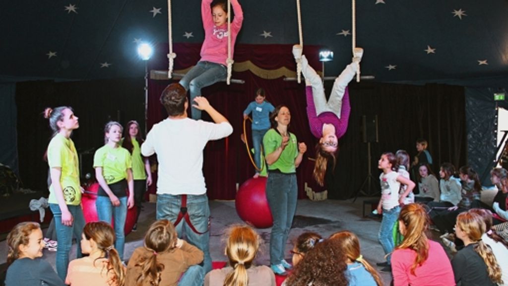  Die Waldheimkinder der evangelischen Thomaskirchengemeinde studieren in den Osterferien ein Zirkusprogramm ein. Am 11. April gibt es zwei Aufführungen im eigens aufgebauten Zirkuszelt. 