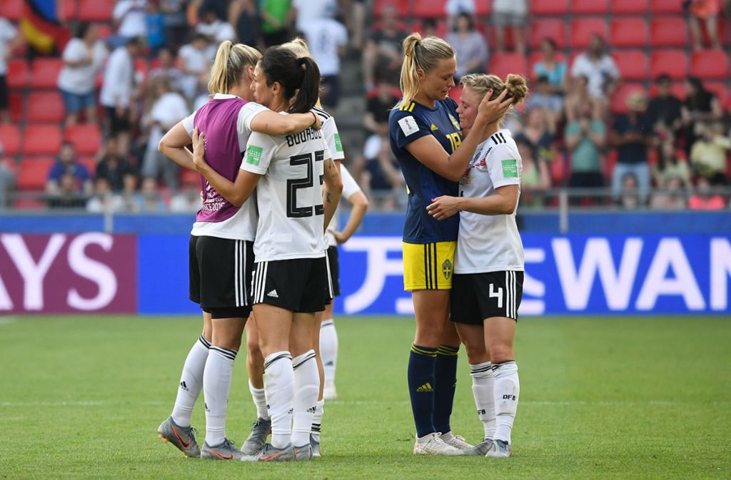 Auch bei der Fußball-WM der Frauen herrschten mitunter Temperaturen von mehr als 30 Grad – außer bei entsprechenden Trinkpausen (sowie der Halbzeit) können sich die Spielerinnen aber nicht erholen. Das Aus der deutschen Mannschaft gegen Schweden im Viertelfinale (1:2) lag nicht an den äußeren Bedingungen.