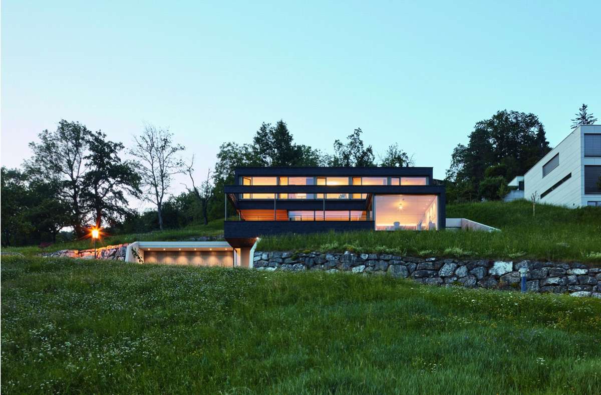 Ebenfalls eines der „Häuser des Jahres 2020“ ist in Vorarlberg zu finden, in dem Ort Klaus am Hang gelegen, entworfen wurde das Einfamilienhaus von den Architekten Dieter Klammer und Martin Kachl, www.architekturterminal.at