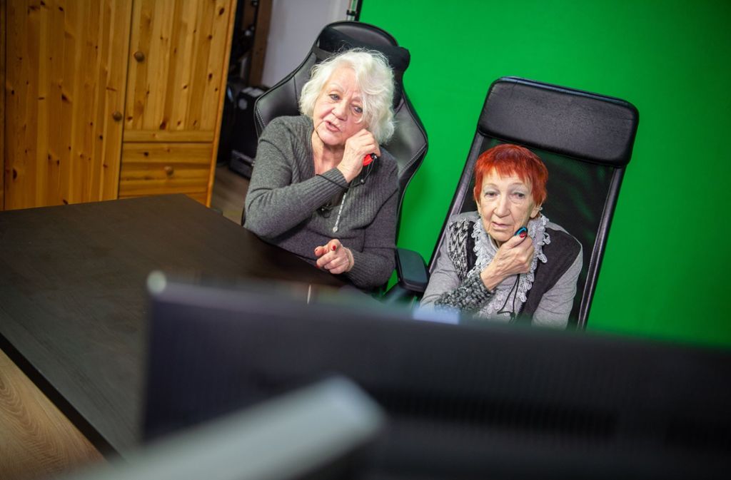 Evelyn Gundlach (87) und Ursula Cezanne (80) machen beim Youtube-Kanal „Senioren zocken“ mit.