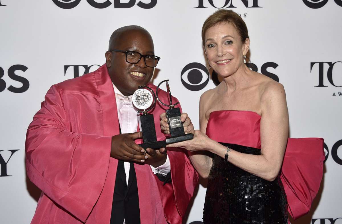 Michael R. Jackson und Barbara Whitman halten den Preis für das beste neue Musical für „A Strange Loop“ bei der 75. Verleihung der US-Theaterpreise Tony Awards.