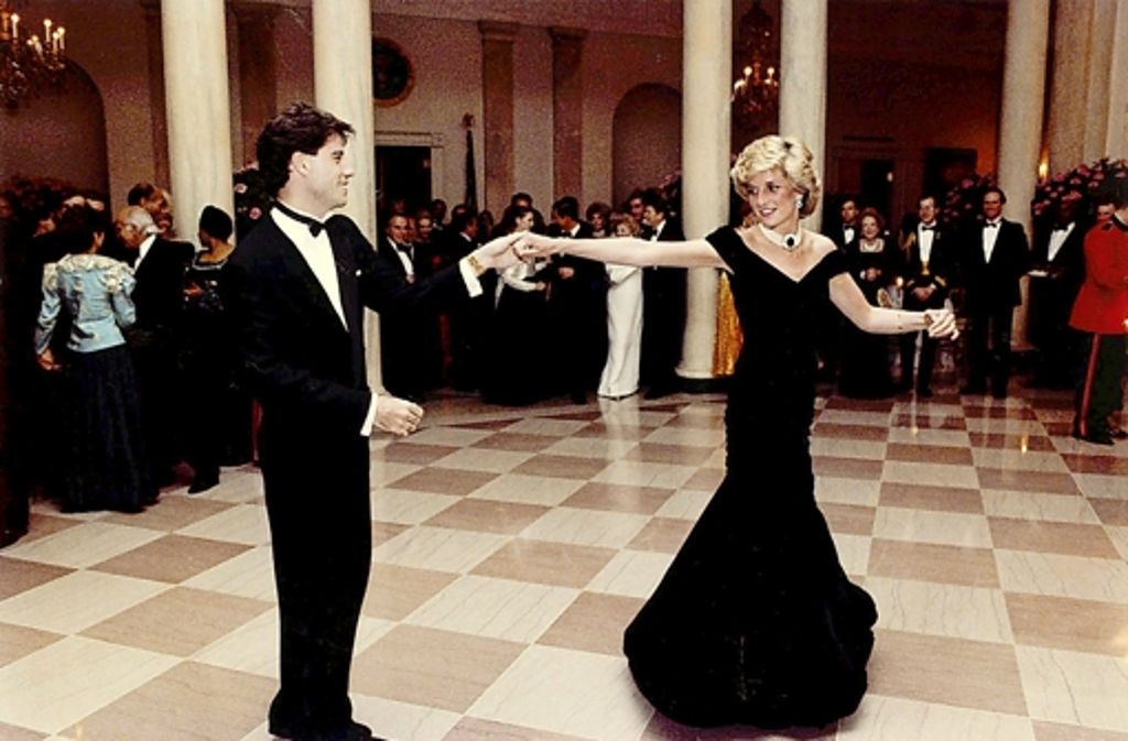 Diana liebte auch den Glamour. Hier tanzt sie mit dem Schauspieler John Travolta. Anlass war eine Party im Weißen Haus.