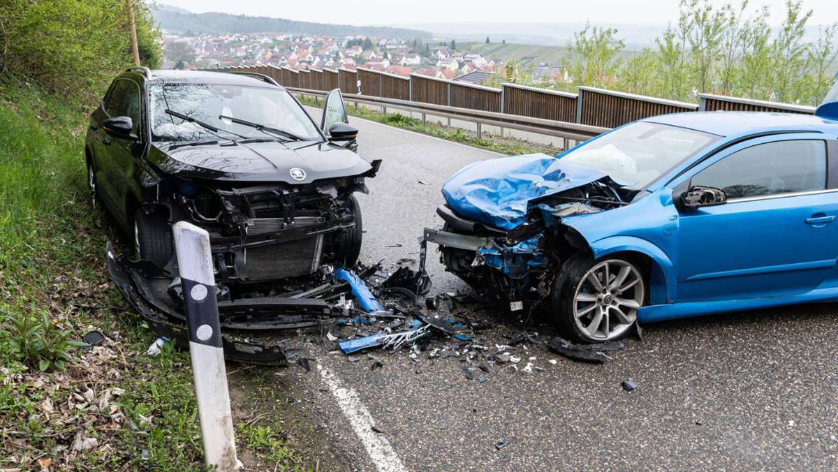 Unfall in Cleebronn: Auto gerät in Gegenverkehr - drei Schwerverletzte