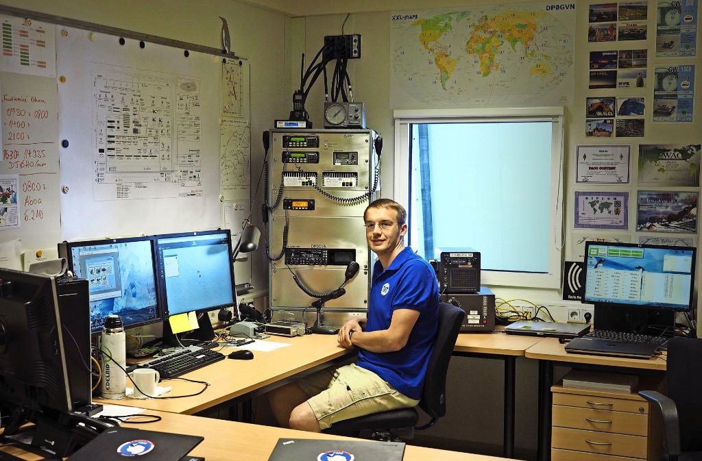 Der Arbeitsplatz im Inneren der Station. Daniel Noll ist für die gesamte Kommunikationstechnik verantwortlich.