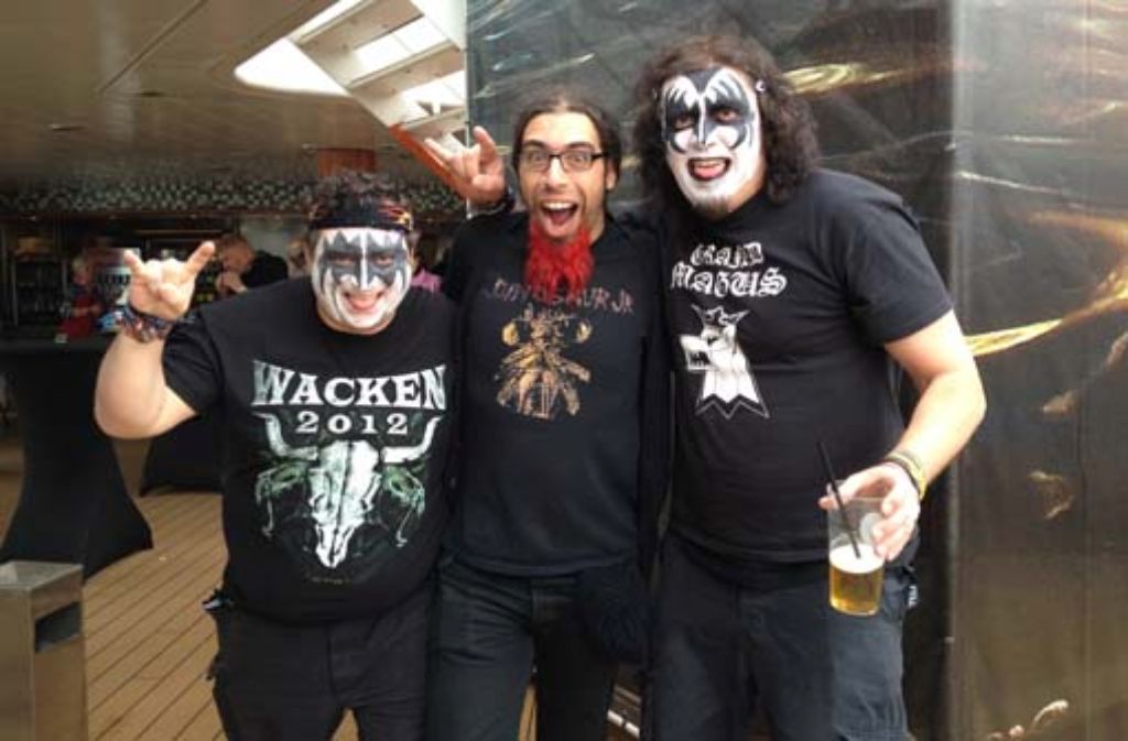 Zwei nette Herren, die nur wie Gene Simmons von Kiss aussehen, nehmen unseren Redakteur Michael Setzer in die Mitte.