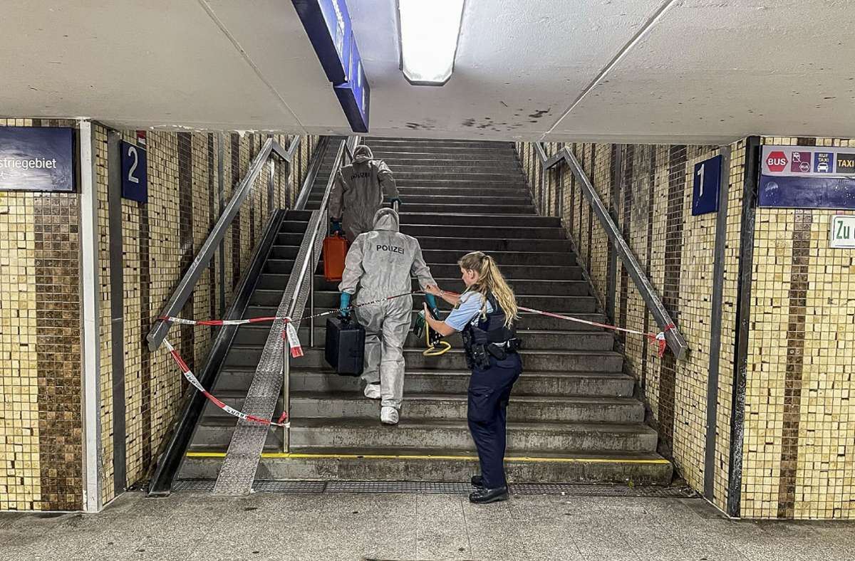 Das Opfer brach kurz darauf im Eingangsbereich einer wartenden S-Bahn zusammen.