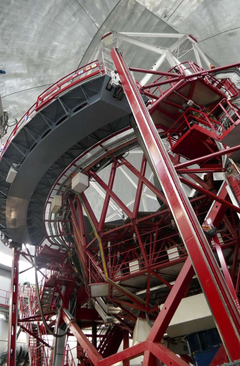 Ein Blick ins Innere des Gran Tecan, des größten Teleskops der nördlichen Hemisphäre, offenbart seine gewaltigen Ausmaße.
