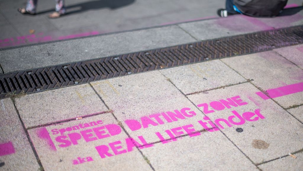  Unbekannte haben in Stuttgart einen Ort zum schnellen Kennenlernen im echten Leben geschaffen. In kräftigem Pink haben sie auf einen belebten Platz ein Rechteck gesprüht. Aufschrift: „Spontane Speed Dating Zone aka Real Life Tinder“. 