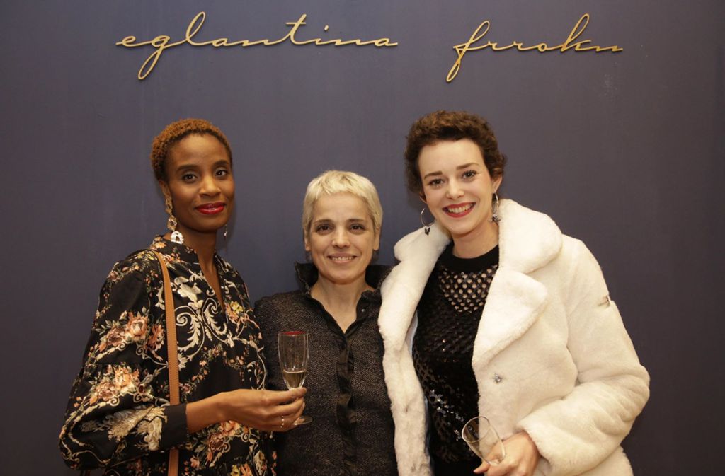 Laura Bräutigam (rechts) bei der Eröffnungsfeier im neuen Laden von Designerin Eglantina Frroku (Mitte) im Dezember vergangenen Jahres. Links: Model Josette Sticher.