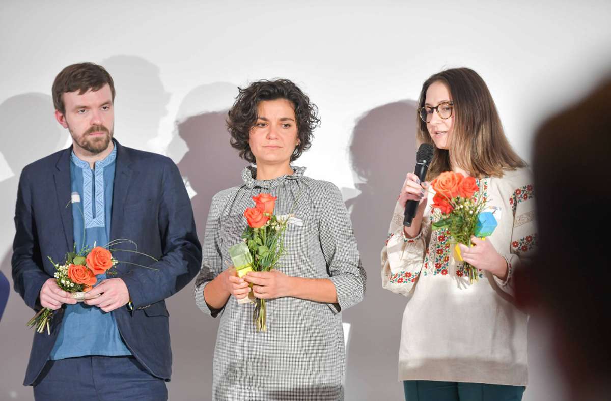 Zwei Sonderpreise vergab die Jury an Afina Albrecht (Mitte) und Vita Kochurova (rechts). Sie setzen sich in Stuttgart für Geflüchtete aus der Ukraine ein.