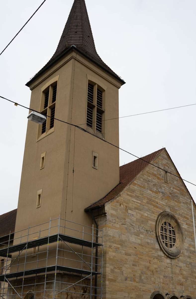 Der Turm der St. Franziskus-Kirche in Obertürkheim ist schon zum Teil eingerüstet. Das Gotteshaus erhält eine Photovoltaikanlage.