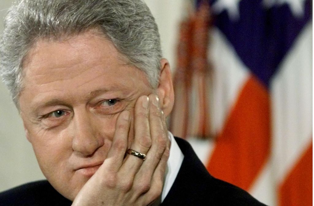 In Washington regiert Bill Clinton in seiner zweiten Amtszeit als 42. Präsident der Vereinigten Staaten von Amerika. Ein Jahr später wird er von George W. Bush abgelöst.