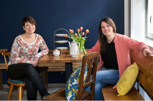 Svenja (links) und Miriam Bay haben ihr Café Fräulein Margot in Esslingen schon teilweise eingerichtet – eröffnen können sie trotzdem derzeit nicht. Foto: Ines Rudel