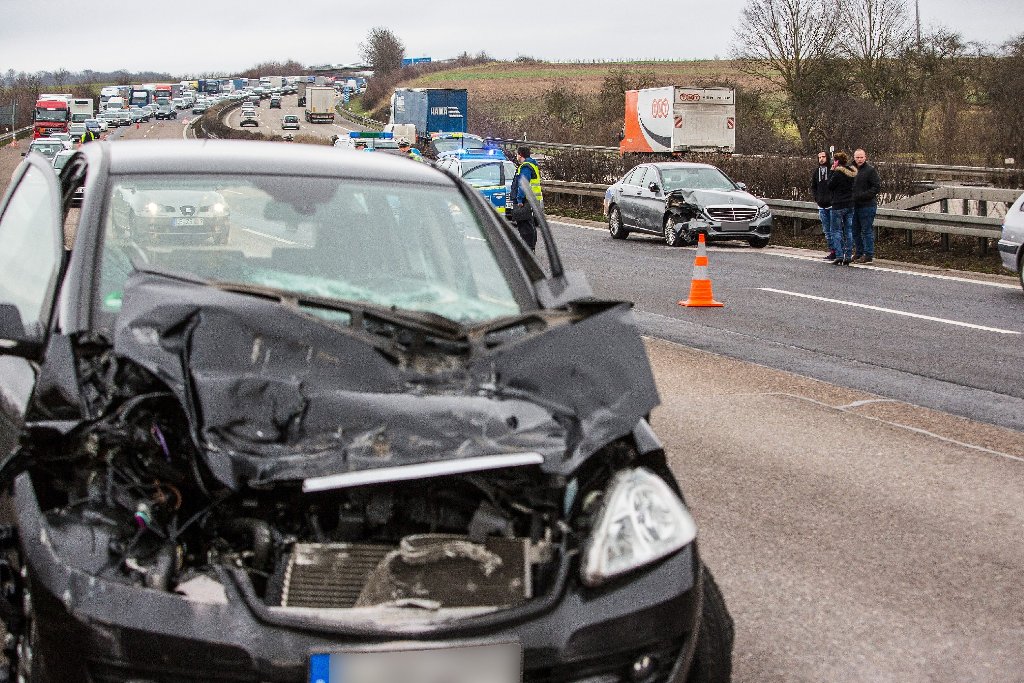 Nach einem Unfall auf der A81 standen Autofahrer am Mittwoch bei Mundelsheim im Stau.