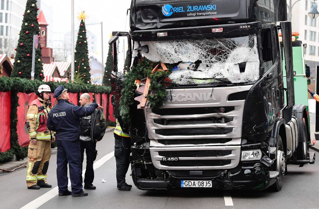 In Berlin ist am Montagabend ein Lastwagen in einen Weihnachtsmarkt gerast. Die Bundesregierung geht von einem Terroranschlag aus.