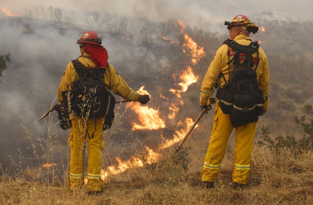 Fast 3000 Feuerwehrleute sind in Südkalifornien gegen ...