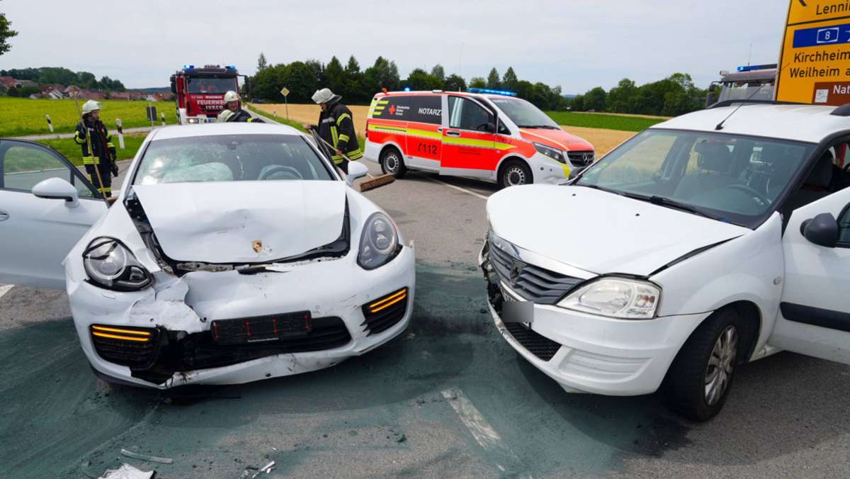 Unfall bei Lenningen: Drei Verletzte bei frontalem Zusammenstoß mit Porsche