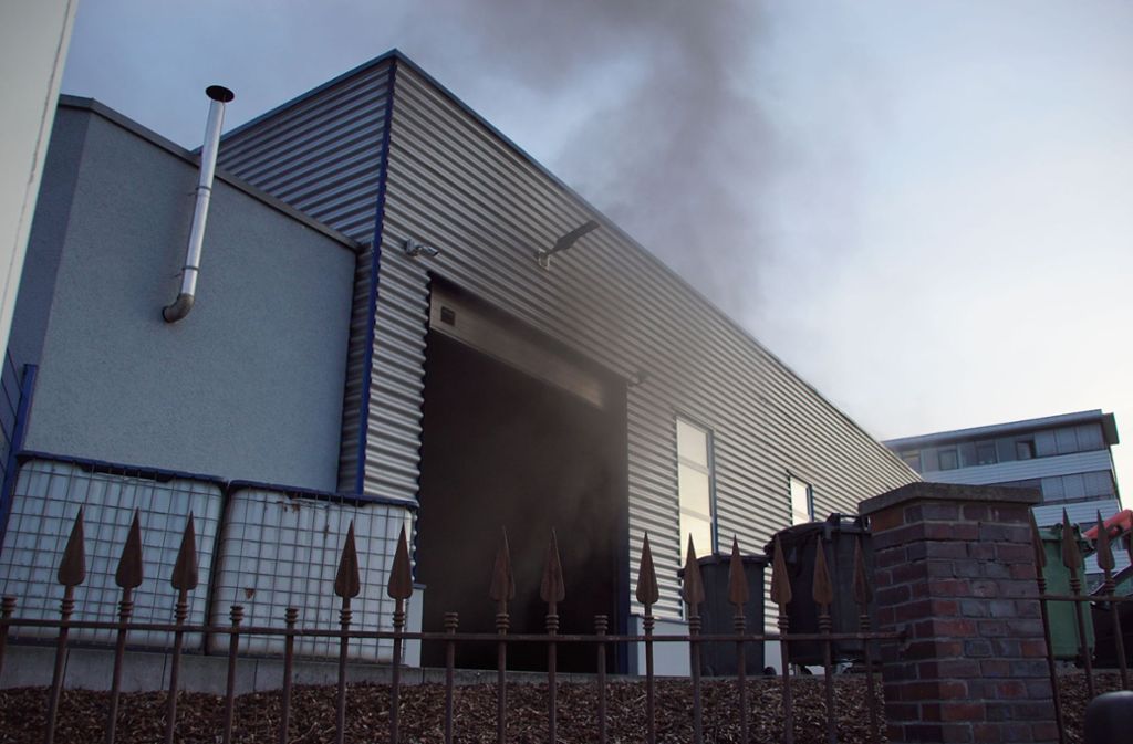 Der Brand in einer Lagerhalle in Bad Cannstatt brach am Samstagabend aus.