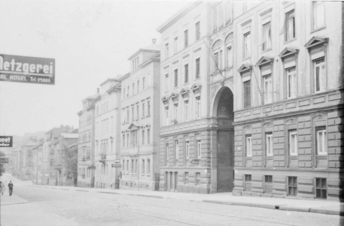 Ebenfalls im Bestand von „Stuttgart 1942“ zu finden: das Gebäude Olgastraße 67 in dem Jürgen Löhle aufgewachsen ist und wo die Möbelspedition zu Hause war – auf diesem Foto ist es das vorletzte Haus in der Reihe.