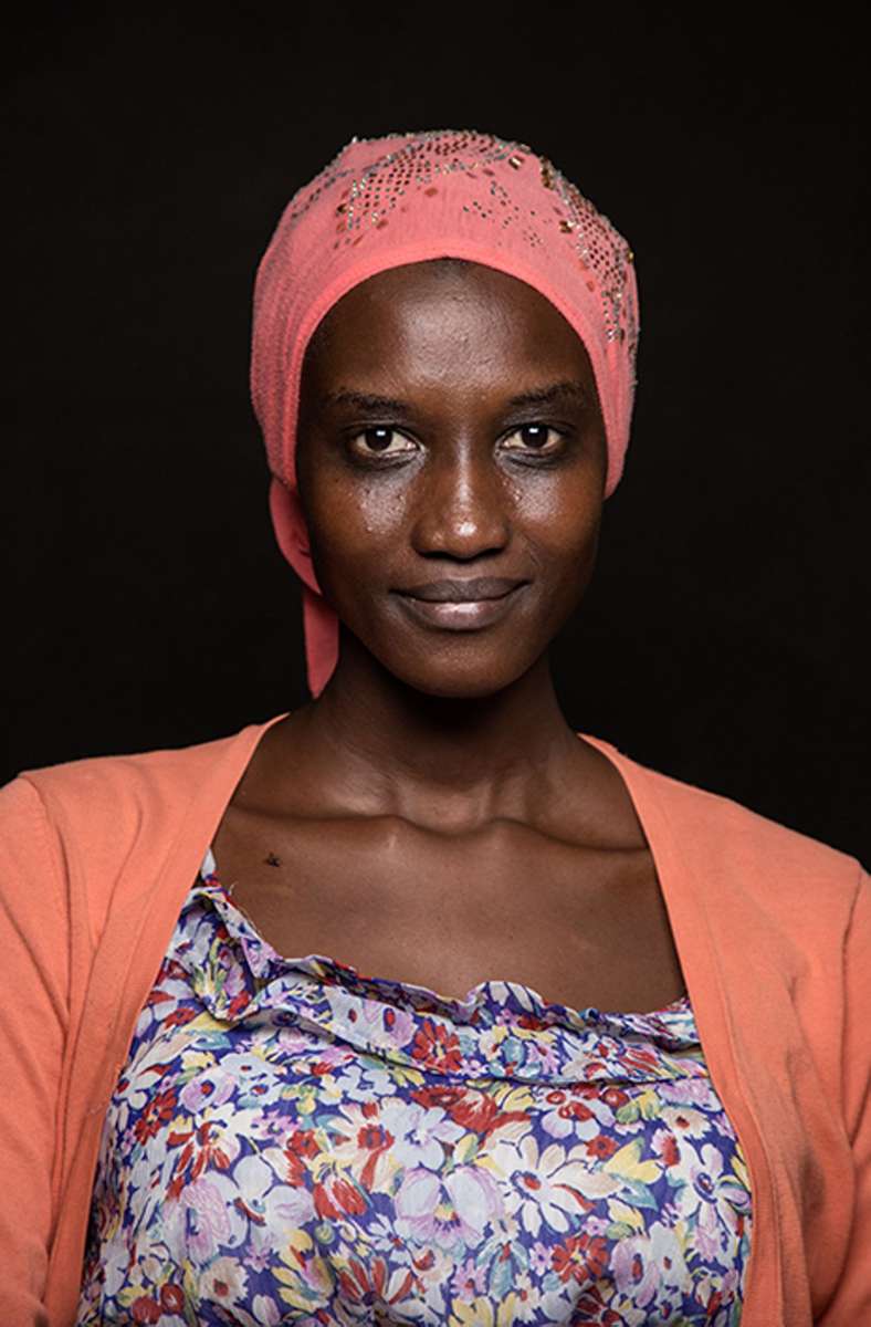 Für Gloria aus Kenia ist es selbstverständlich, ein Kopftuch zu tragen.