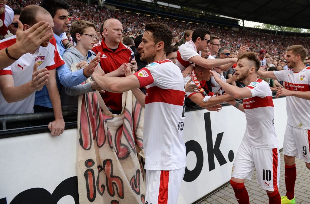 Der VfB Stuttgart steht mit eineinhalb Beinen in der 1. Bundesliga. Wir blicken auf eine turbulente Zweitliga-Saison zurück.