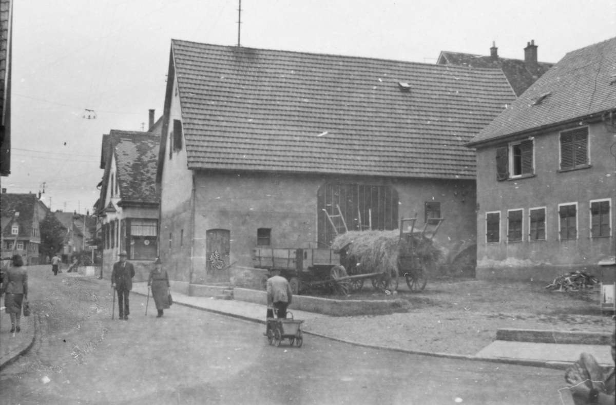 Die Filderorte Vaihingen (hier die Katzenbachstraße), Möhringen etc. sind 1942 noch recht ländlich. Im März ist ihre Eingemeindung nach Stuttgart beschlossene Sache.