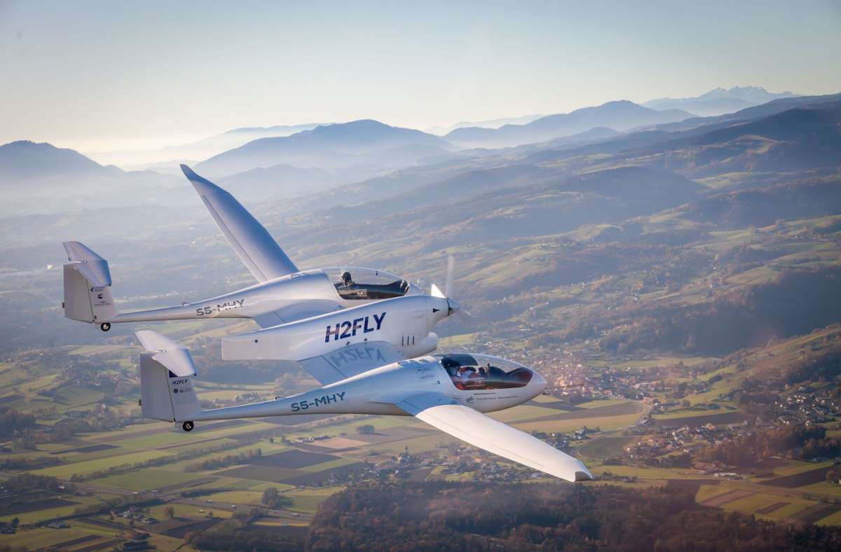 Ein Meilenstein für das Klimaschutzprojekt: Ein weiterentwickeltes Flugzeug für das Projekt H2fly, mit Wasserstoff und Brennstoffzelle elektrisch zu fliegen, schaffte im Frühjahr 2022 einen Höhenrekord. Das Flugzeug HY4 stieg bei einem seiner Versuchsflüge ab Stuttgart auf bis zu 2200 Meter auf.