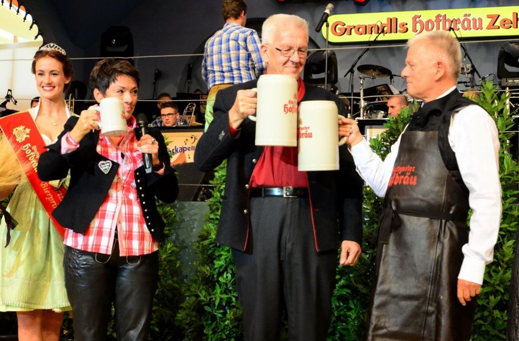 Die ersten Schlücke vom Volksfest-Bier kostet Ministerpräsident Winfried Kretschmann (Grüne) (in der Bildmitte).