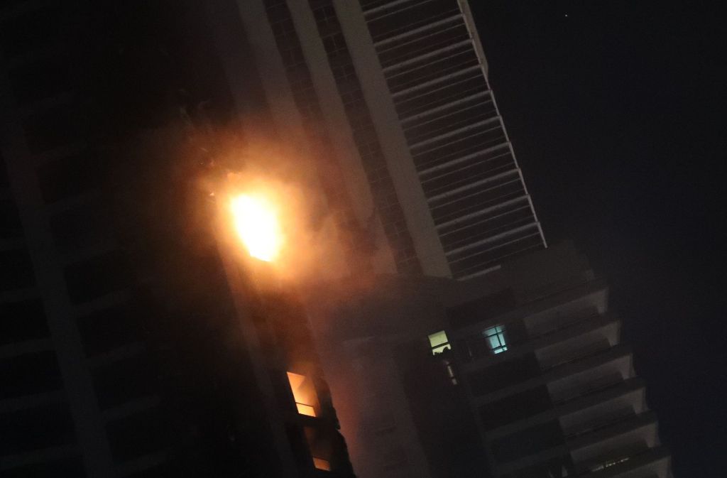 Auf vom örtlichen Zivilschutz veröffentlichten Bildern war zu sehen, dass das Gebäude vom mittleren bis zum oberen Bereich offenbar komplett ausbrannte.