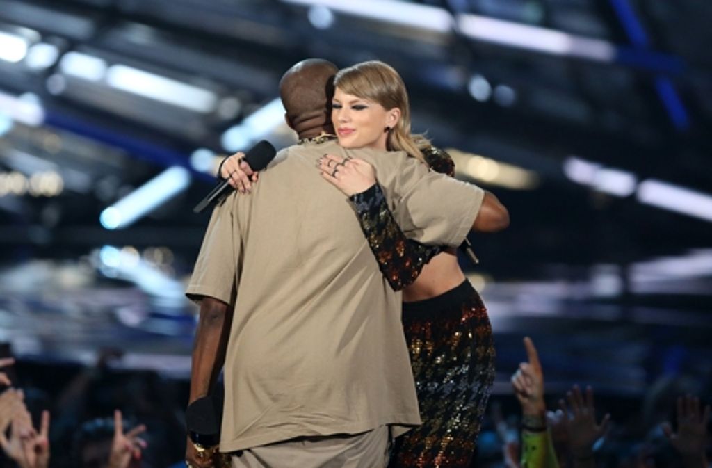 Sängerin Taylor Swift, die an dem Abend vier Preise abräumte, bei einer Umarmung mit Rapper und Produzenten Kayne West.