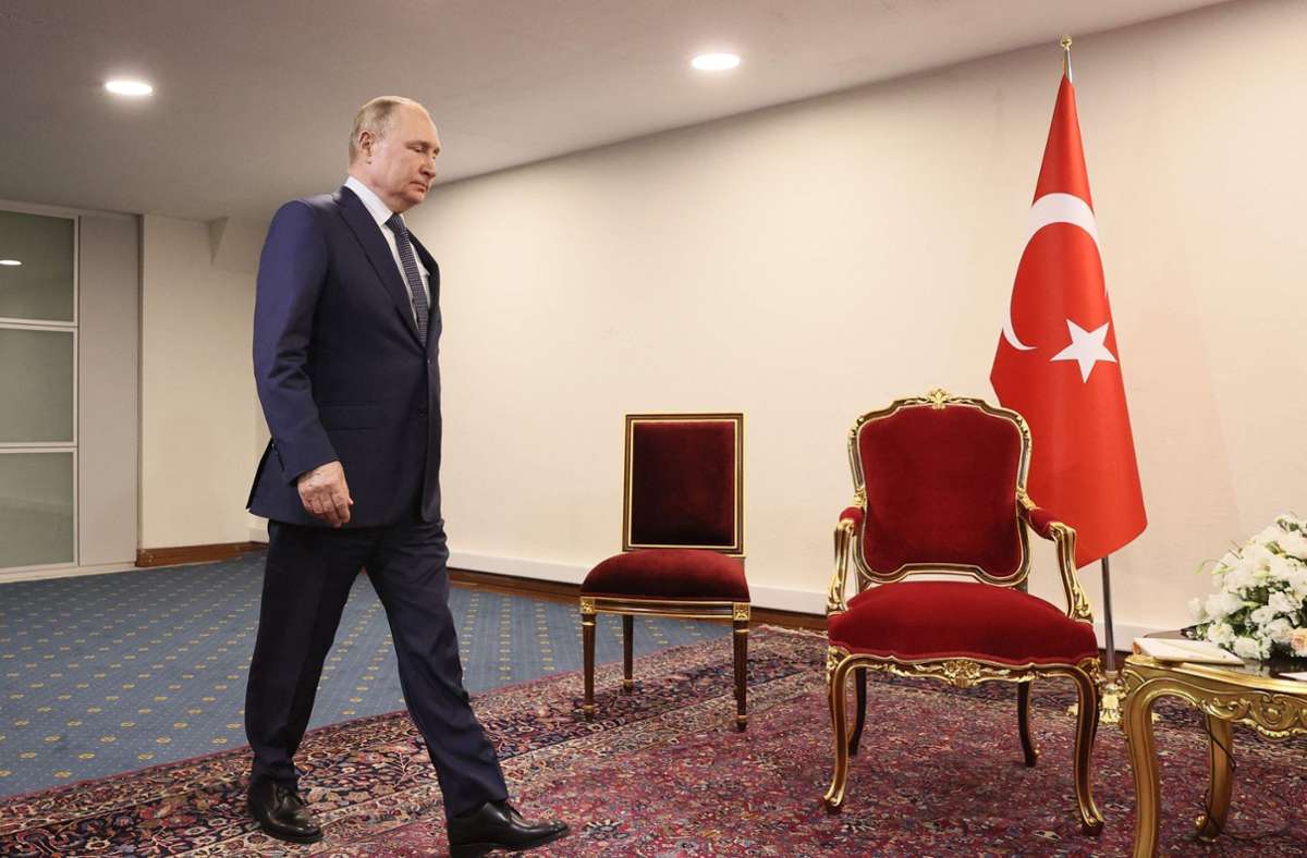 Ziemlich allein mit der türkischen Fahne: Putin vor dem Treffen mit Erdogan. Foto: AFP/SERGEI SAVOSTYANOV