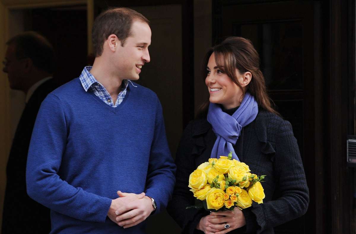 Anderthalb Jahre später gibt der Palast bekannt: Herzogin Kate und Prinz William werden Eltern. Keine einfache Schwangerschaft – die werdende Mutter leidet an einer schweren Form der Schwangerschaftsübelkeit.