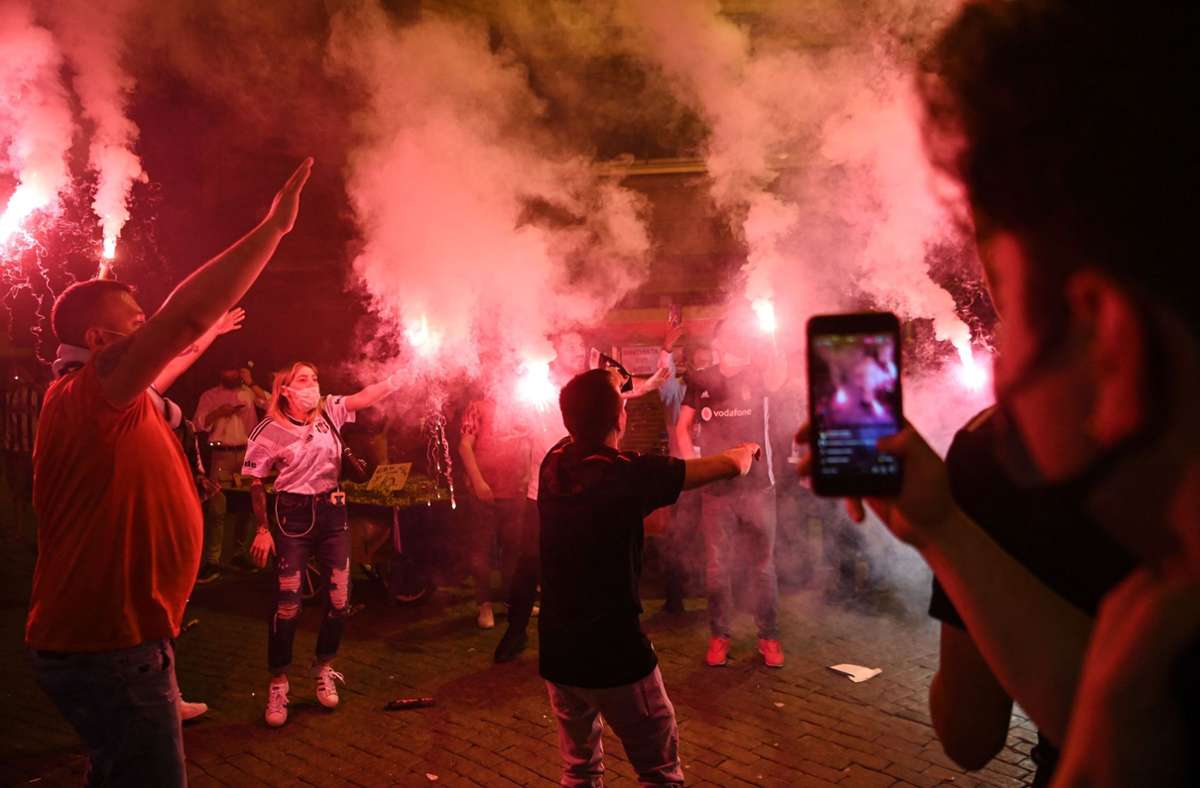 Trotz Lockdowns in der Türkei haben Fans des Istanbuler Clubs Besiktas die Meisterschaft ihres Vereins auf der Straße gefeiert.