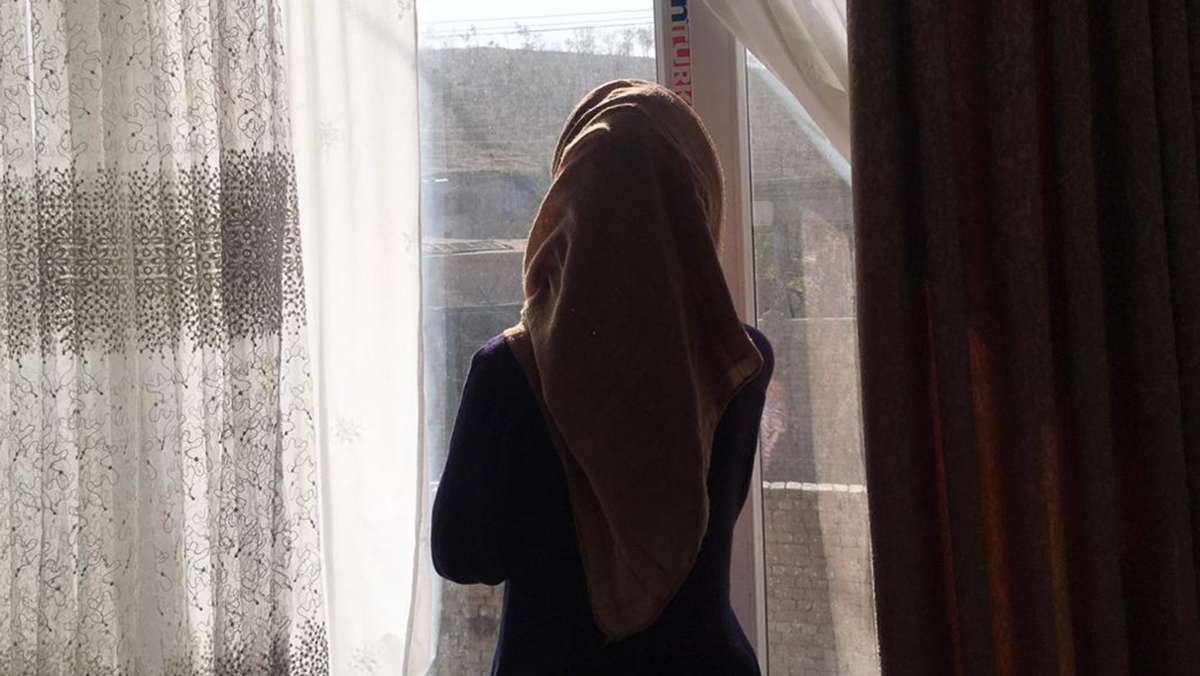  Seit Wochen versteckt sich die 21-Jährige Marwa mit ihrer Familie in einer Wohnung in Kabul – und hofft auf Hilfe aus Deutschland. Doch ob sie auf einer der rettenden Listen stehen, ist unklar. 