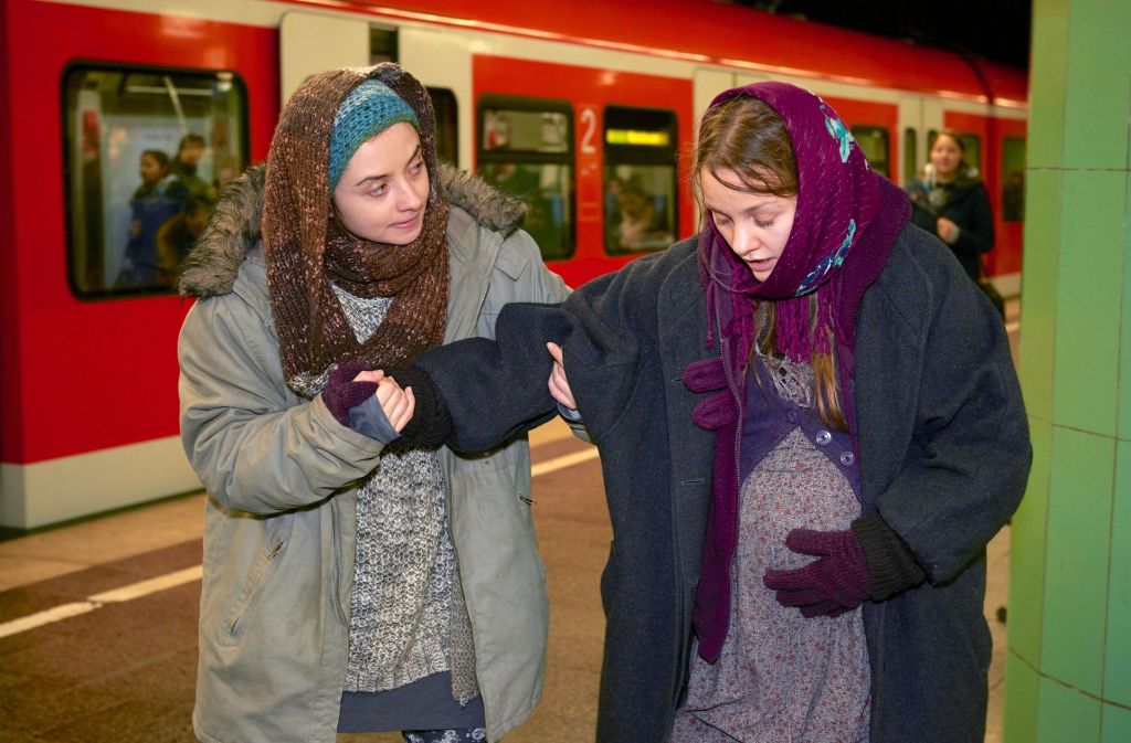 Anuscha Dablika (Cosmina Stratan) hilft ihrer Schwester Tida (Mathilde Bundschuh), deren Fruchtblase unerwartet früh geplatzt ist.