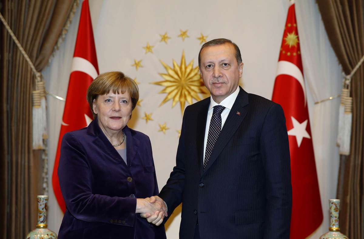 Februar/März 2016: Unter dem Druck großer Flüchtlingsbewegungen vereinbaren die EU und die Türkei einen Deal: Die sogenannte EU-Türkei-Erklärung sieht vor, dass die Türkei syrische Flüchtlinge zurücknimmt, die irregulär nach Griechenland kommen. Die EU nimmt im Gegenzug syrische Geflüchtete aus der Türkei auf und unterstützt das Land finanziell bei der Versorgung der Schutzsuchenden. Der Deal ist umstritten, auch, weil der türkische Präsident Recep Tayyip Erdogan die Situation immer wieder ausnutzt, um Druck auszuüben. Auch Deutschland konfrontiert er immer wieder. Merkel betont allerdings, dass durch das Abkommen weniger Menschen im Meer zwischen der Türkei und Griechenland ums Leben kommen.