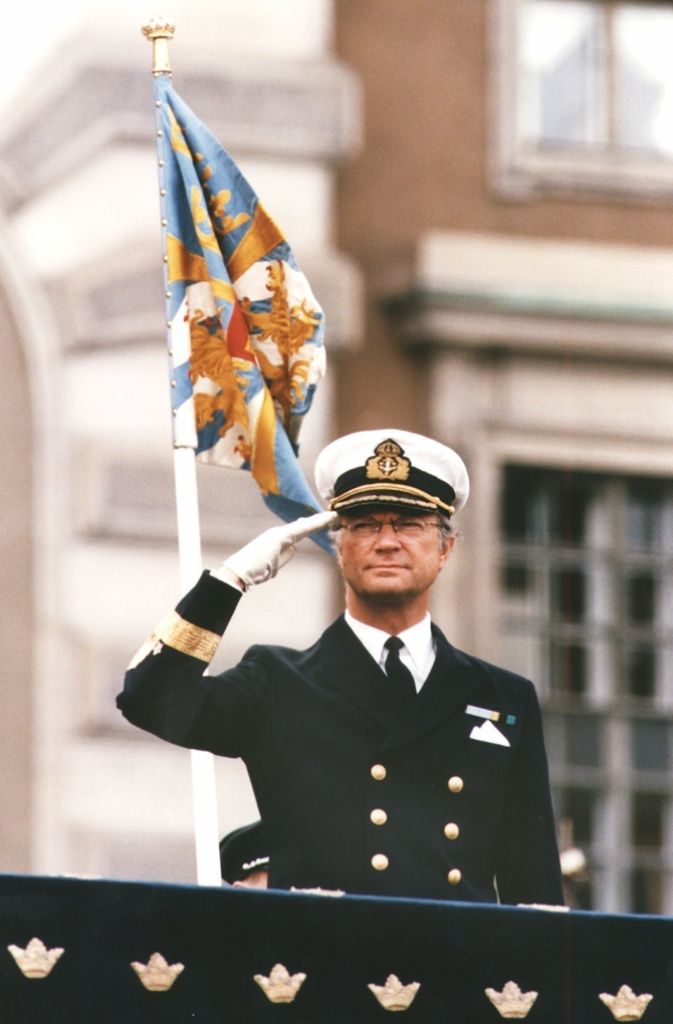 Der schwedische König Carl XVI. Gustaf grüßt sein Volk vom Balkon des königlichen Palastes in Stockholm.