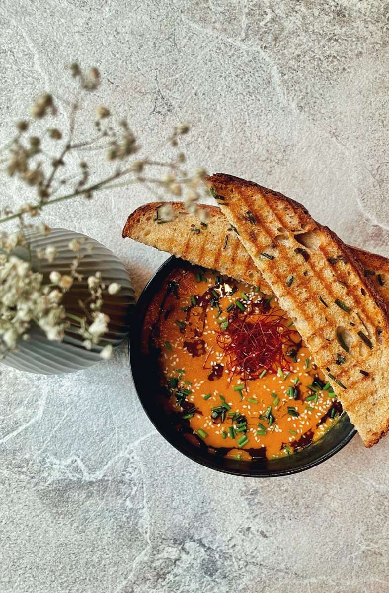 Eine gesunde Mahlzeit: Linsen-Curry Suppe mit gegrilltem Knoblauchbrot.
