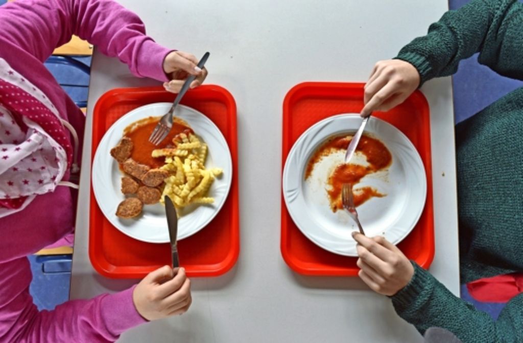 Chicken Nuggets mit Pommes und Ketchup mag nicht gerade ein gesundes Essen sein, bei vielen Kindern ist es aber beliebt. Foto: dpa
