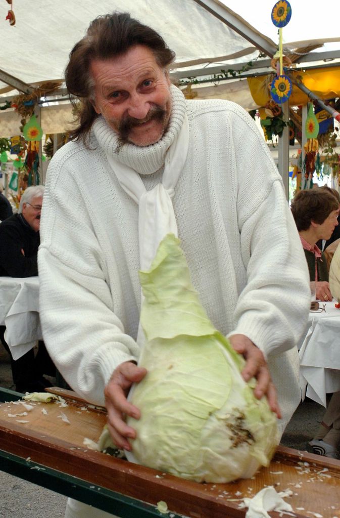 Krautkopf: 2005 war Luigi Colani in Leinfelden-Echterdingen zu Besuch und versuchte beim 27. Filderkrautfest, ein Spitzkraut nach alter Tradition zu hobeln.