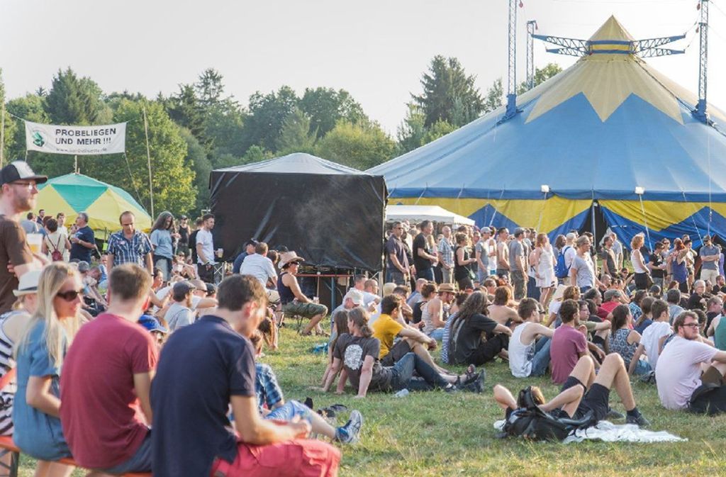 Das „Umsonst & Draußen Festival“ in Stuttgart ist nicht mehr aus dem Sommer wegzudenken. In seiner 29. Auflage vom 3. bis zum 5. August treten wieder etliche Bands auf der Uniwiese in Vaihingen auf.