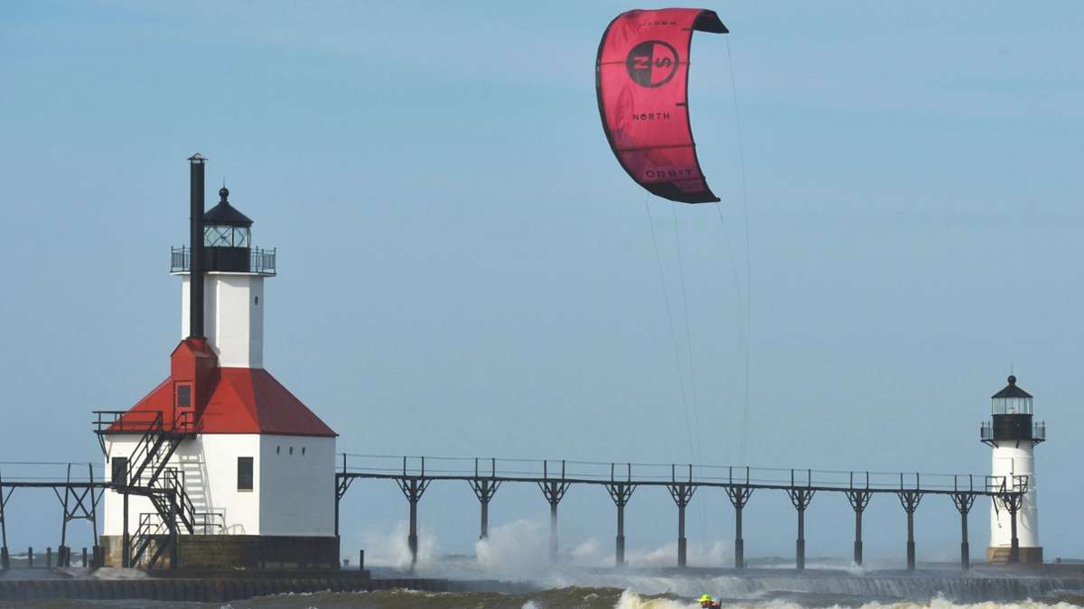 Sportlich: Ein Kitesurfer dreht auf dem Lake Michigan in der Nähe des St. Joseph Lighthouses seine Runden.