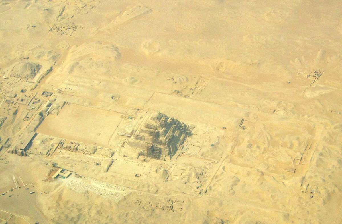Luftbild der Pyramidenbezirke von Unas, Djoser und Userkaf in Sakarra.