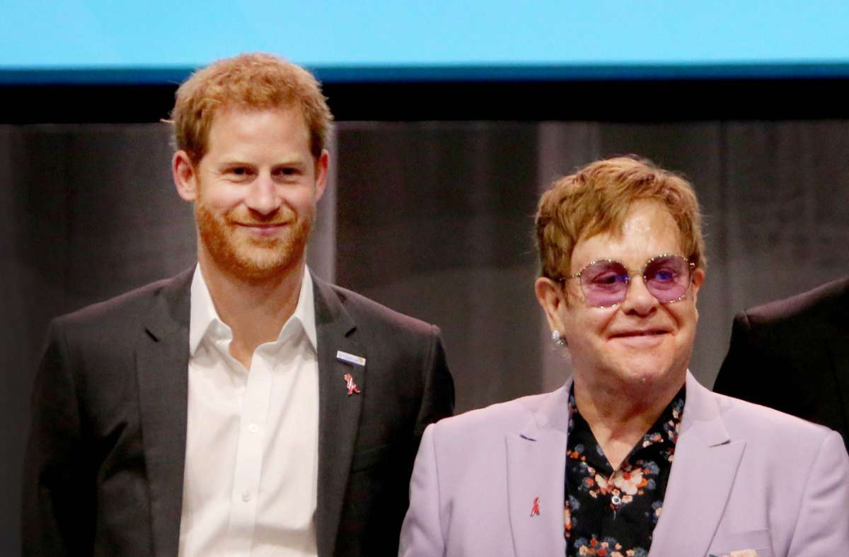 Prinz Harry und Elton John kennen sich, seit Harry ein kleiner Junge war. Sie engagieren sich auch gemeinsam für soziale Projekte.